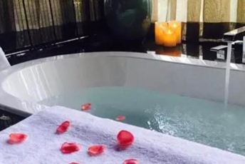 深圳南山水疗池中的失重冥想：当身体学会漂浮